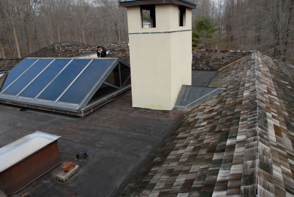 Small roof surface and many objects make it harder to install a flat roofs