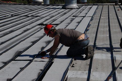 After applying the sealant/adhesive to the metal, we lay a rubber membrane that adheres to the roof. This will protect and recover the roof for 30 years or more.